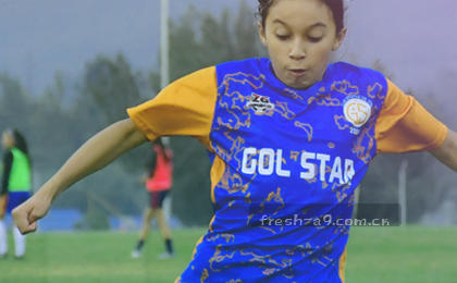 用户正通过手机轻松浏览体验页面